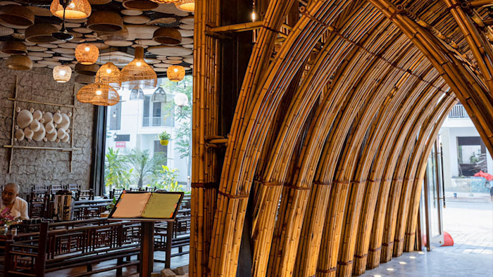Trang trí nội ngoại thất bằng tre trúc nhà hàng Hùng Còi tại thị trấn Quốc Oai thành phố Hà Nội.
